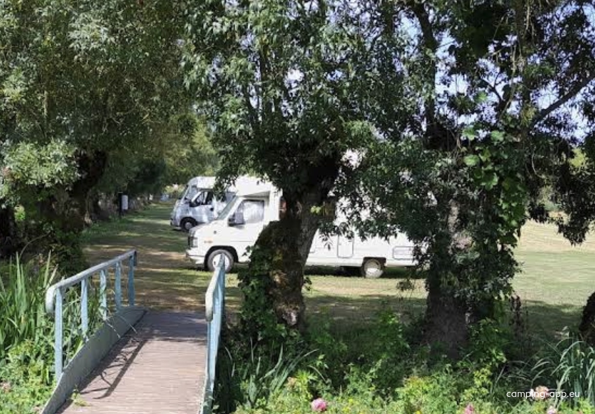 Camping à la ferme Les Ecluseaux — Campingplads in Saint-Pierre-le-Vieux
