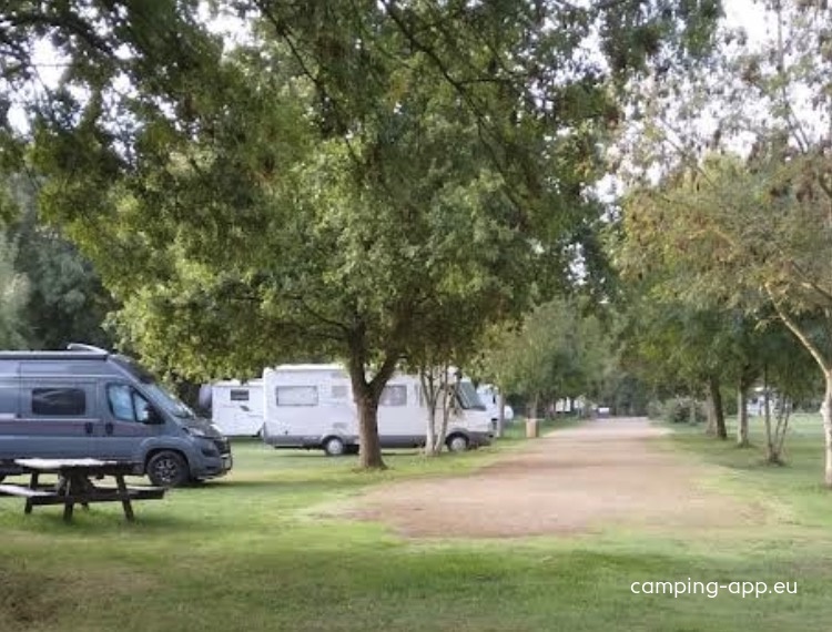 Stellplatz Saint-Loup-Lamairé — Camperplads in Saint-Loup-Lamairé