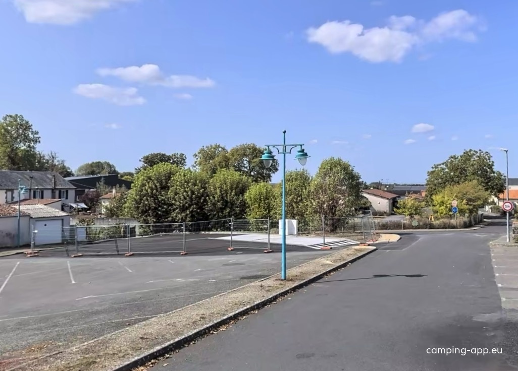 Stellplatz Moncoutant-sur-Sèvre — Camperplaats in Moncoutant-sur-Sèvre