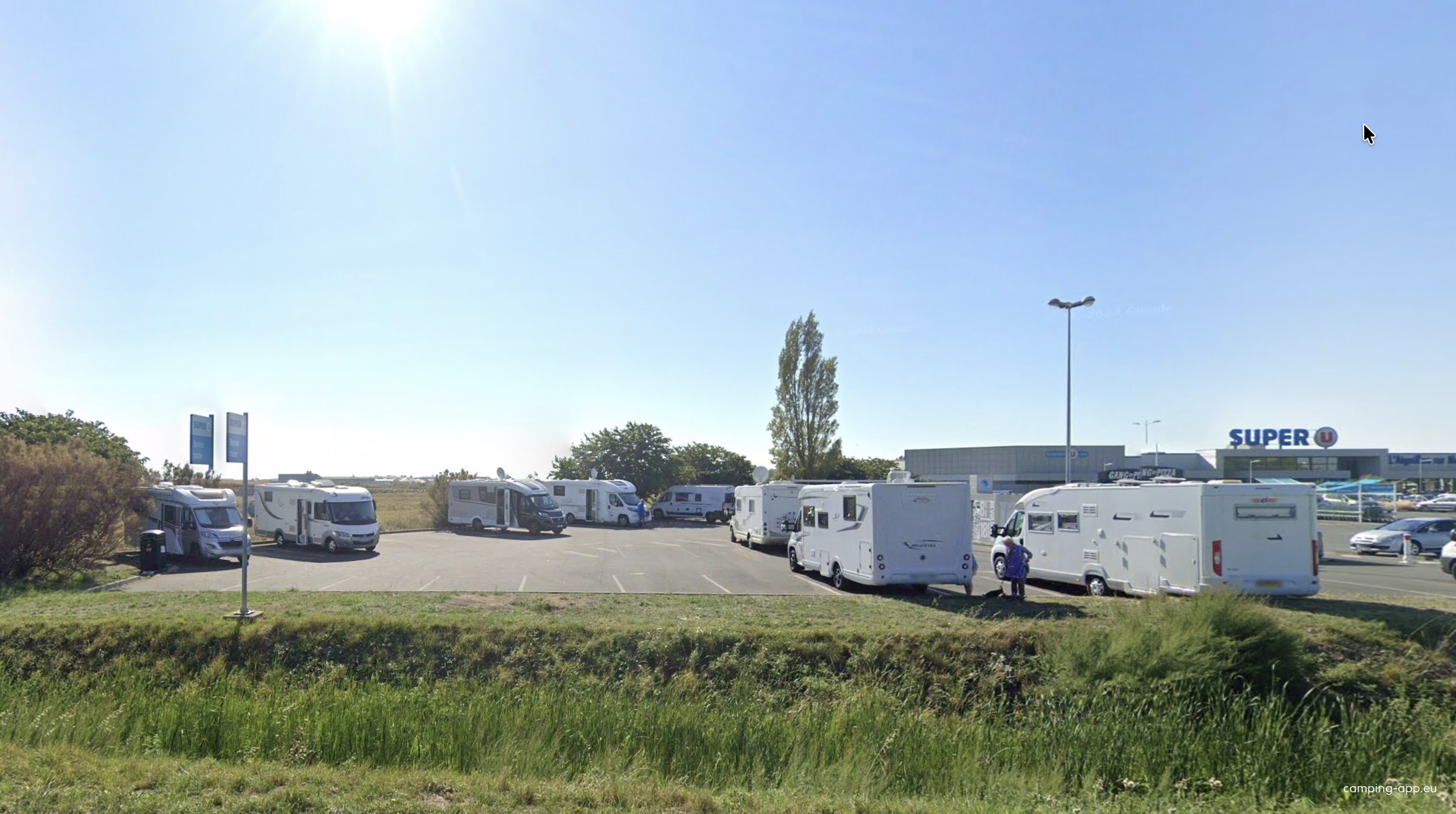 Stellplatz Super U — Sp. parking dla kamperów in L'Aiguillon-la-Presqu'île