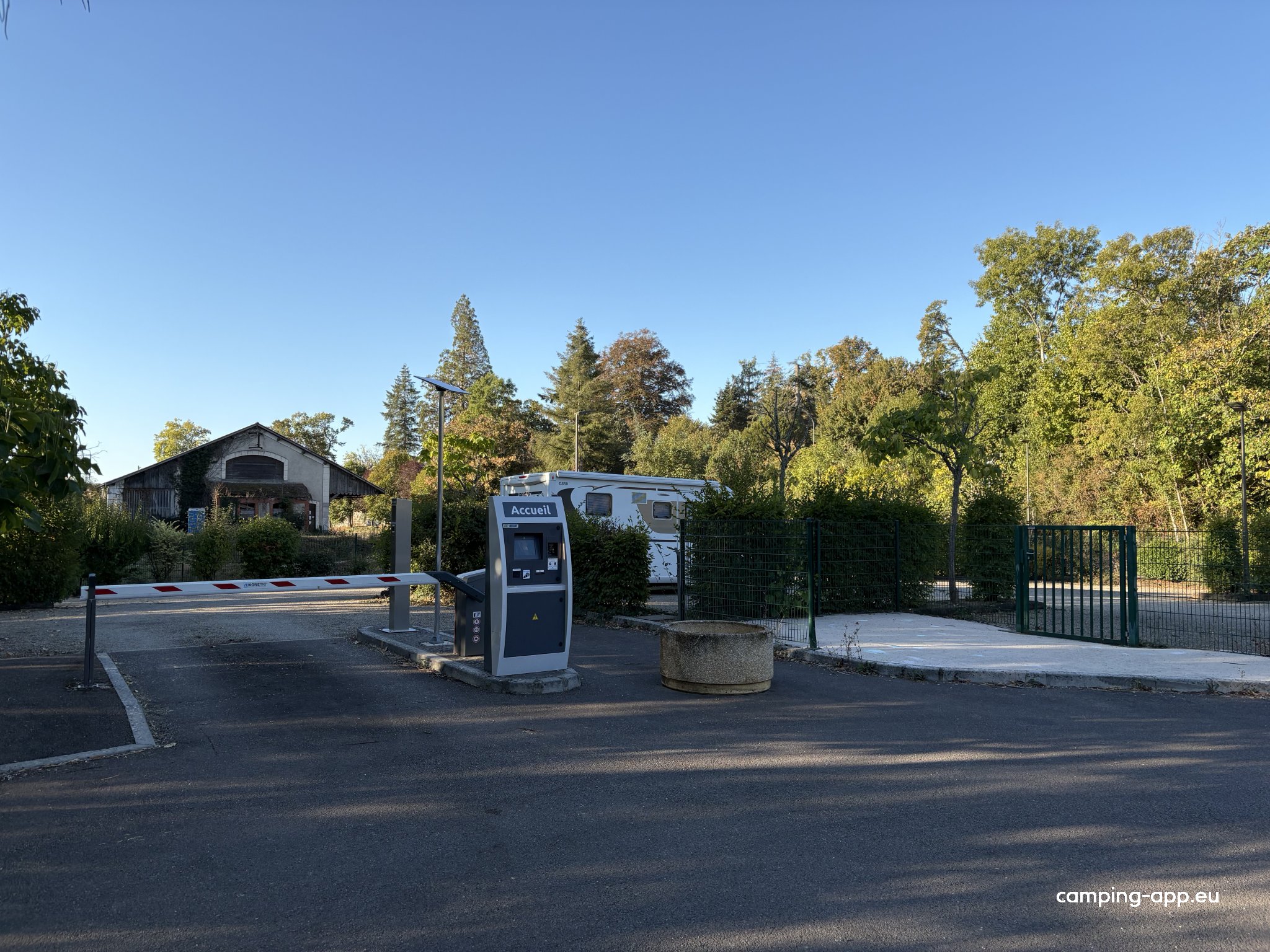 Aire pour camping-cars Arnay-le-Duc — Foto 4
