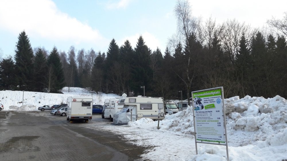 Stellplatz an der Kristalltherme Altenau — Karavan Sitesi in Altenau