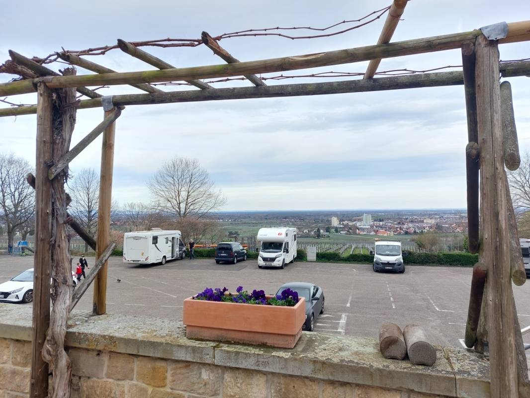 Übernachtungsparkplatz Neustadt an der weinstraße — Sp. parking dla kamperów in Neustadt-Haardt