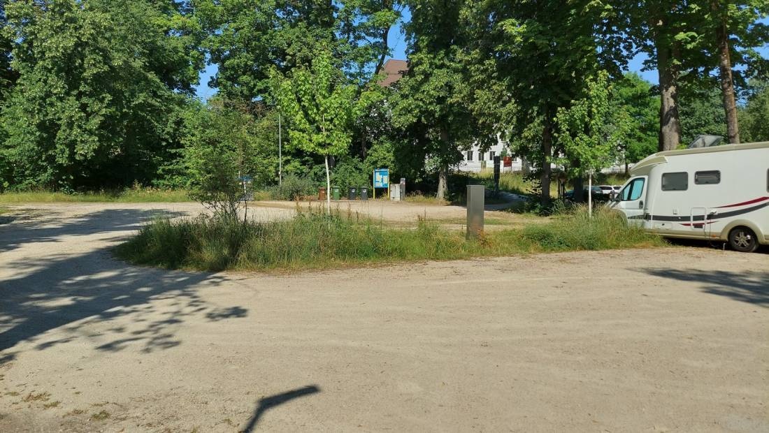 (geschlossen) Wohnmobilstellplatz am Freibad — Campervan Site in Pfaffenhofen / Ilm 