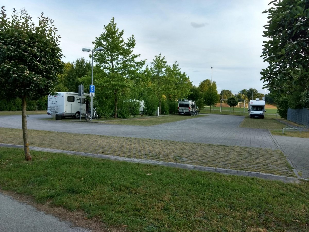 Stellplatz am Sportplatz — Karavan Sitesi in Simbach am Inn