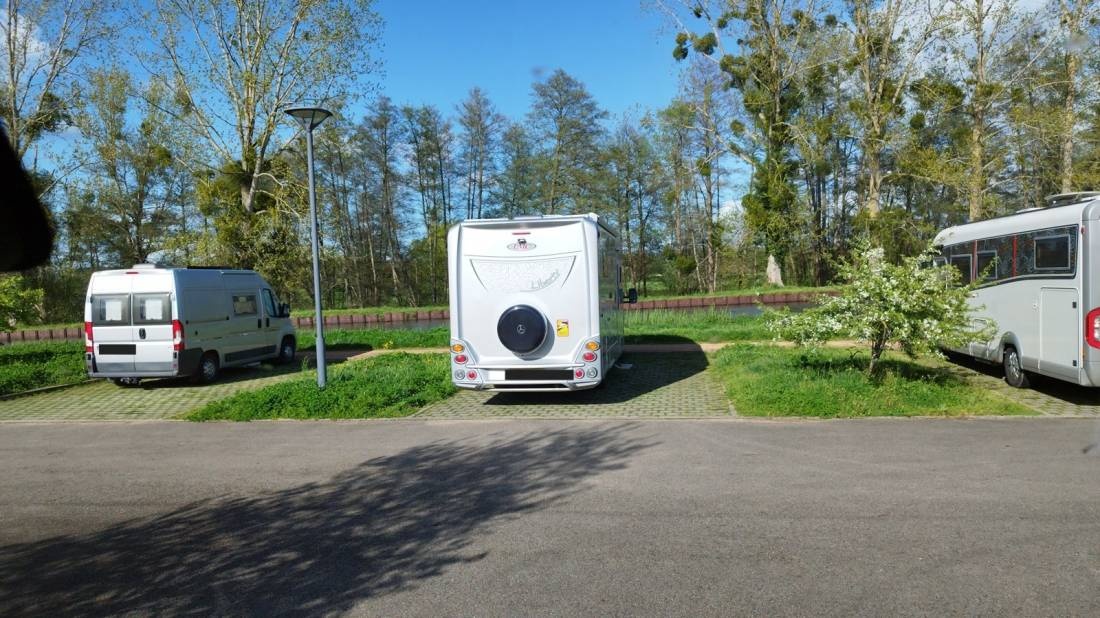 Stellplatz Canal Loire Molinet — Sp. parking dla kamperów in Molinet