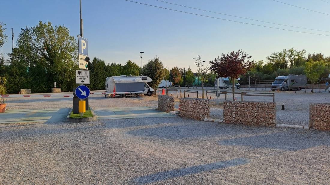 Area Camper Frassino Peschiera del Garda — Sp. parking dla kamperów in Peschiera del Garda