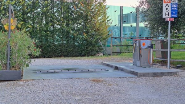 Area Camper Frassino Peschiera del Garda — Foto 6
