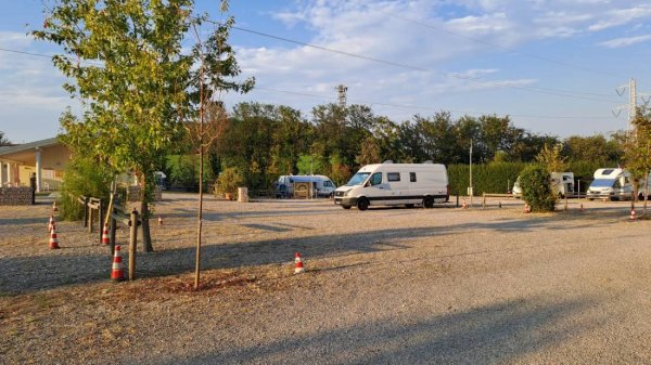Area Camper Frassino Peschiera del Garda — Foto 4