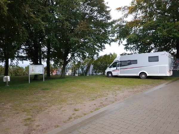 Wohnmobilstellplatz am Badezentrum — Karavan Sitesi in Schöningen 