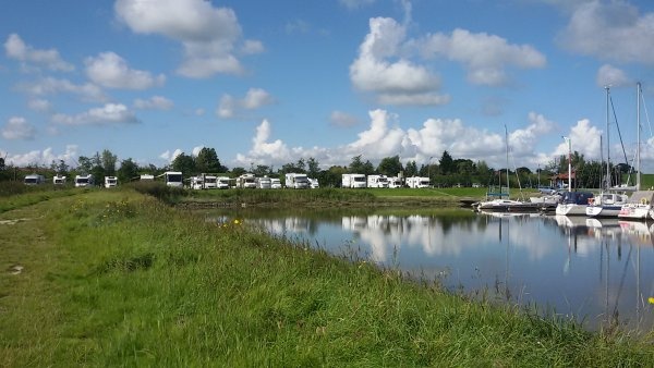Stellplatz am Yachthafen — Sítio para autocaravanas in Butjadingen