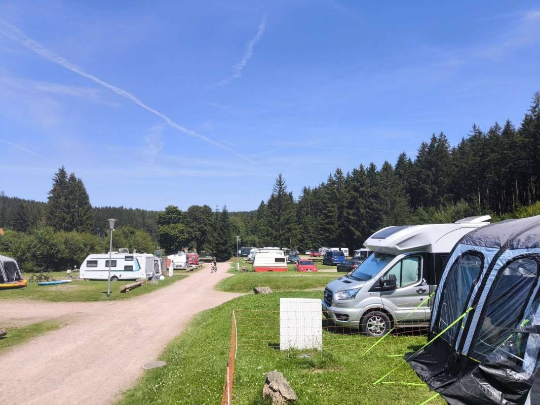 Oberhof Camping Lütschesee — Campingplass in Frankenhain