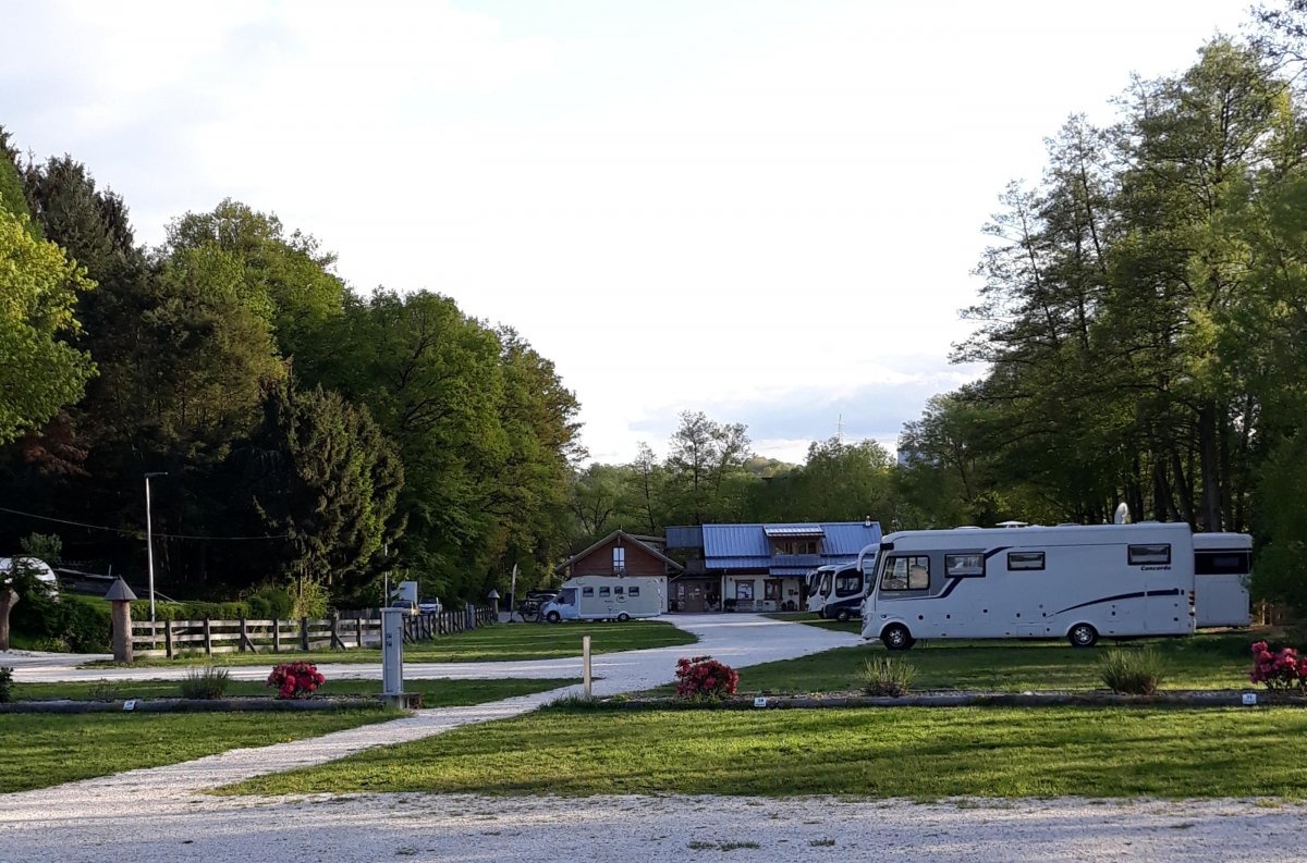 Reisemobilpark Urbachtal — 露营车营地 in Neukirchen