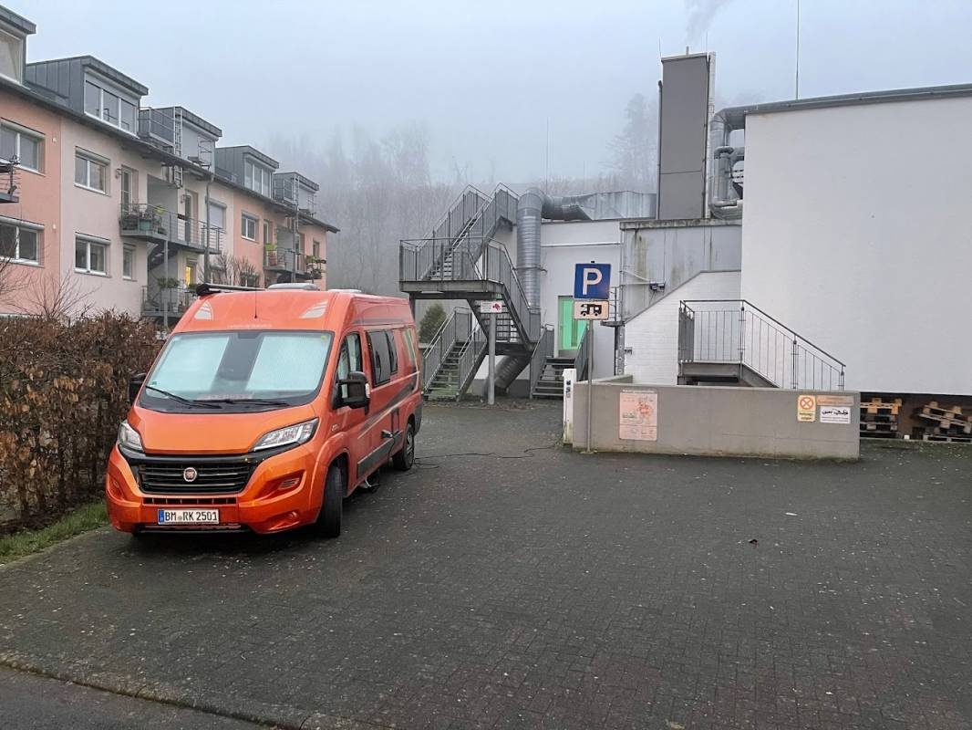 Stellplatz am Freizeitbad Badino Overath — Camperplaats in Overath