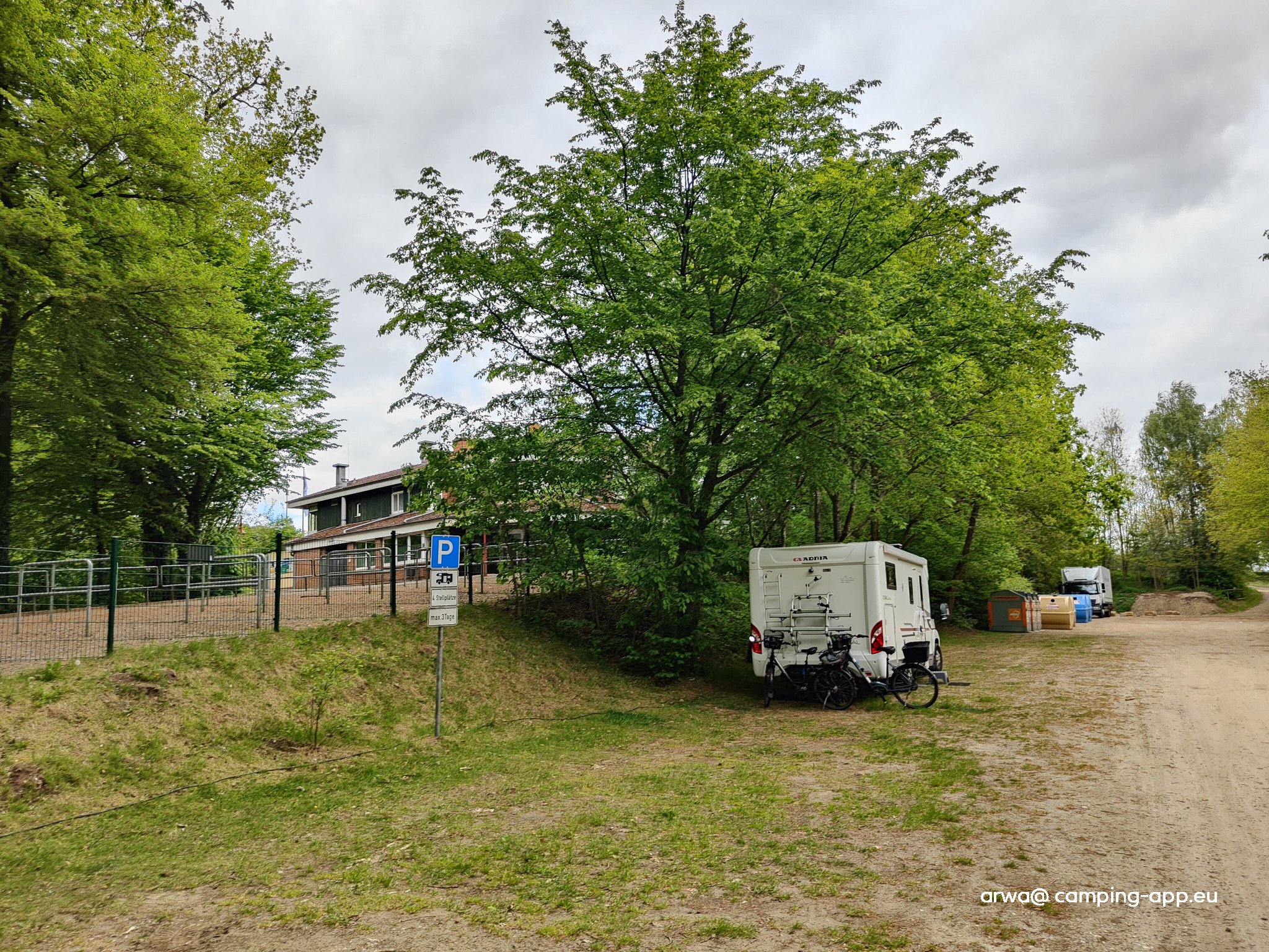 Stellplatz am Freizeitbad Albersdorf — Aire camping car in Albersdorf