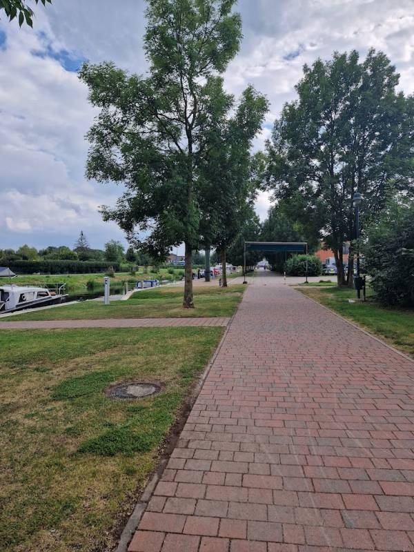 Stellplatz am Kanu-Club Malchin — Karavan Sitesi in Malchin