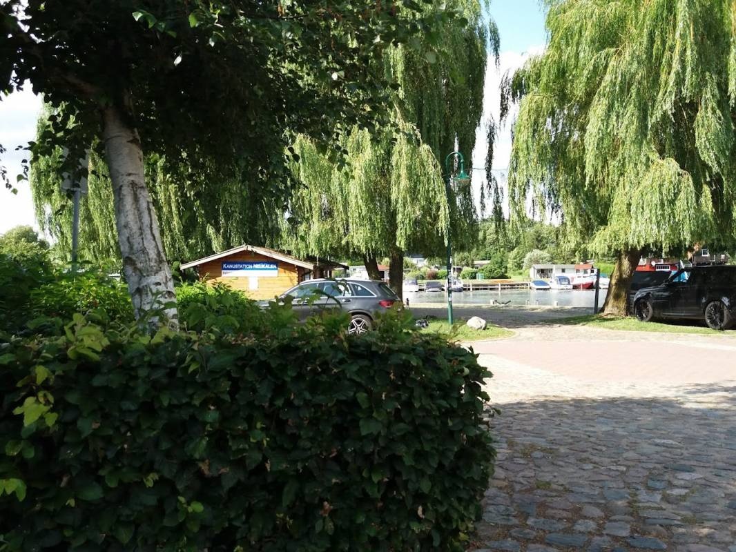 Stellplatz am Hafen Neukalen — Aire camping car in Neukalen