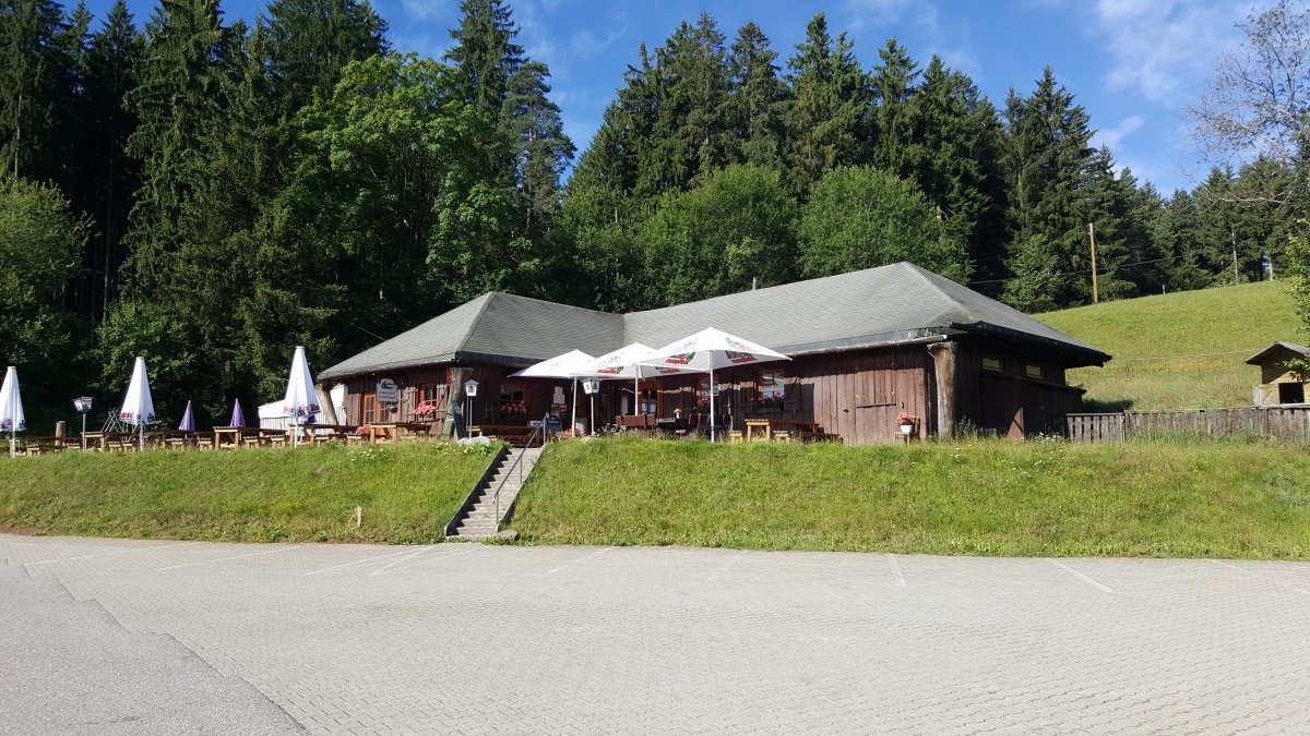Stellplatz am Ackerloch Grillschopf Unterkirnach — Restoran veya Otel Alanında in Unterkirnach-Auerhahn