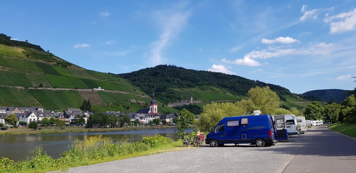 Stellplatz An der Fußgängerbrücke Zell-Kaimt — Ställplats in Zell (Mosel)-Kaimt