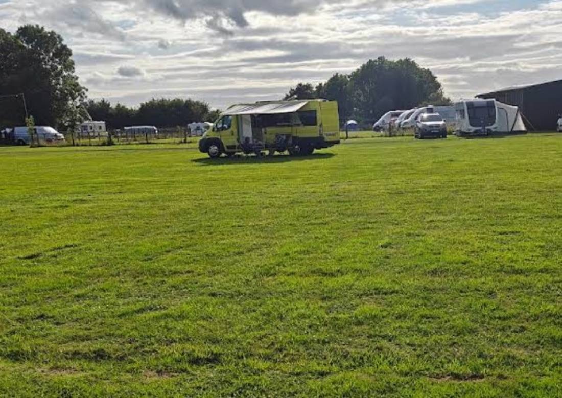 Donington Park Farmhouse Caravan Site — Місце для кемперів in Castle Donington