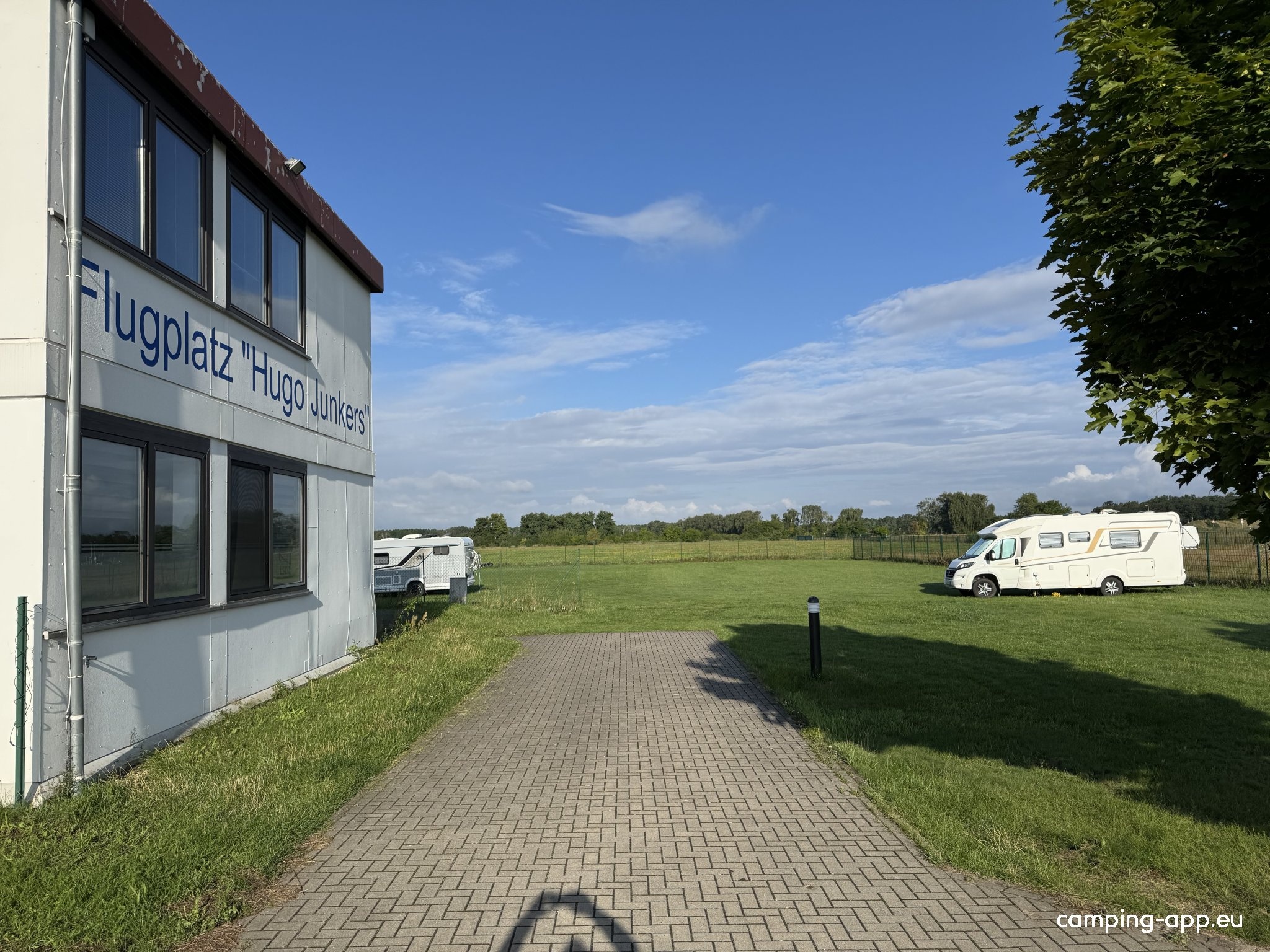 Stellplatz am Junkers-Flugplatz Dessau — Area Autocaravanas in Dessau-Roßlau-Kleinkühnau