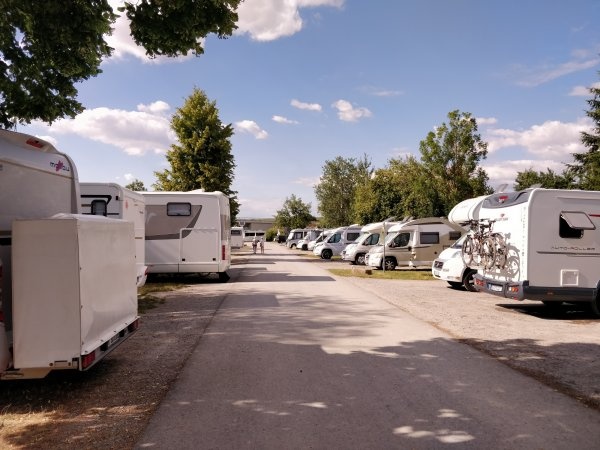 Stellplatz Mainufer Volkach — Parking do przenocowania in Volkach