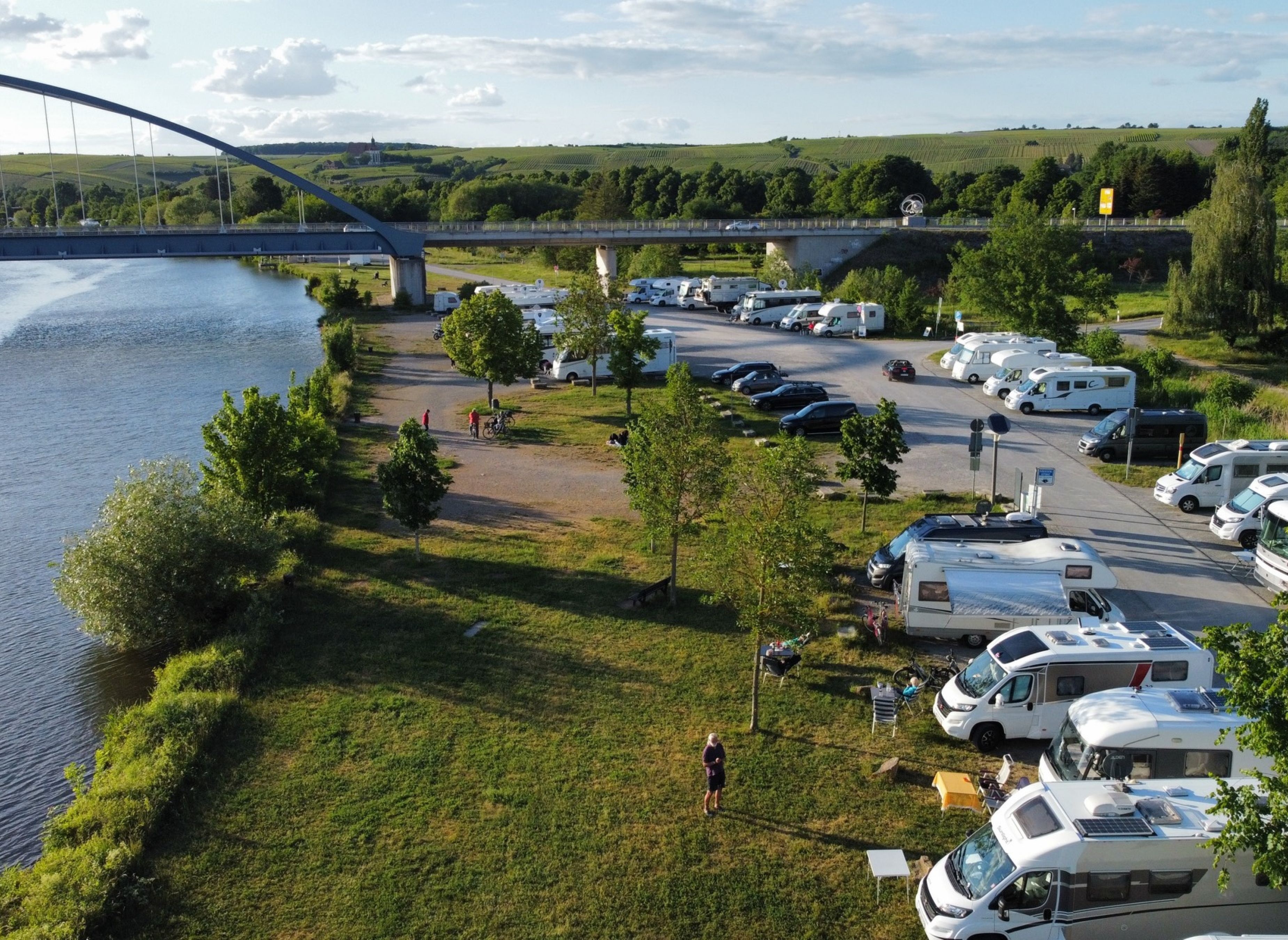 Stellplatz Mainufer Volkach — Parking jours et nuit in Volkach
