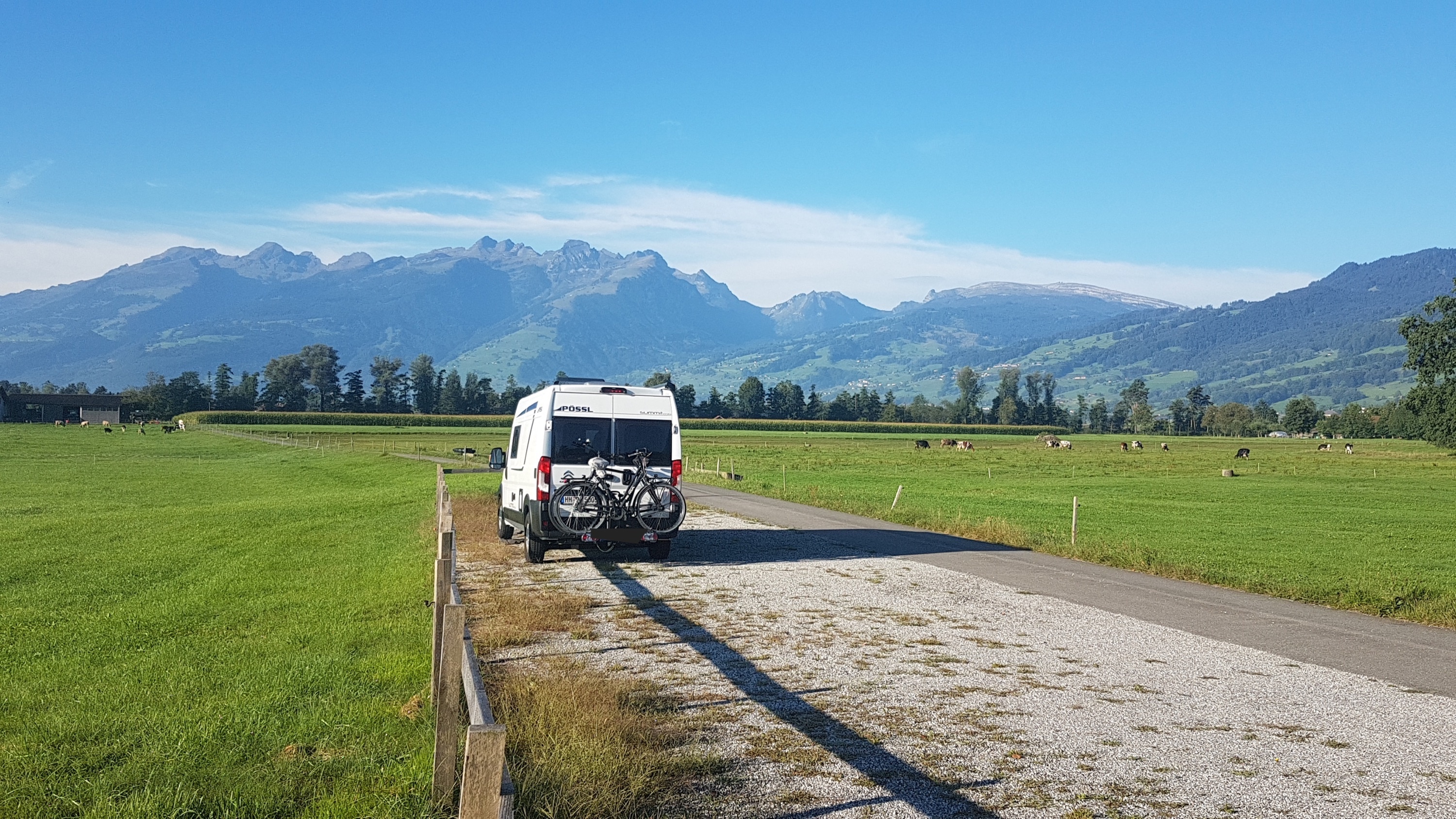 Stellplatz bei Schwimmbad — Sp. parking dla kamperów in Salez