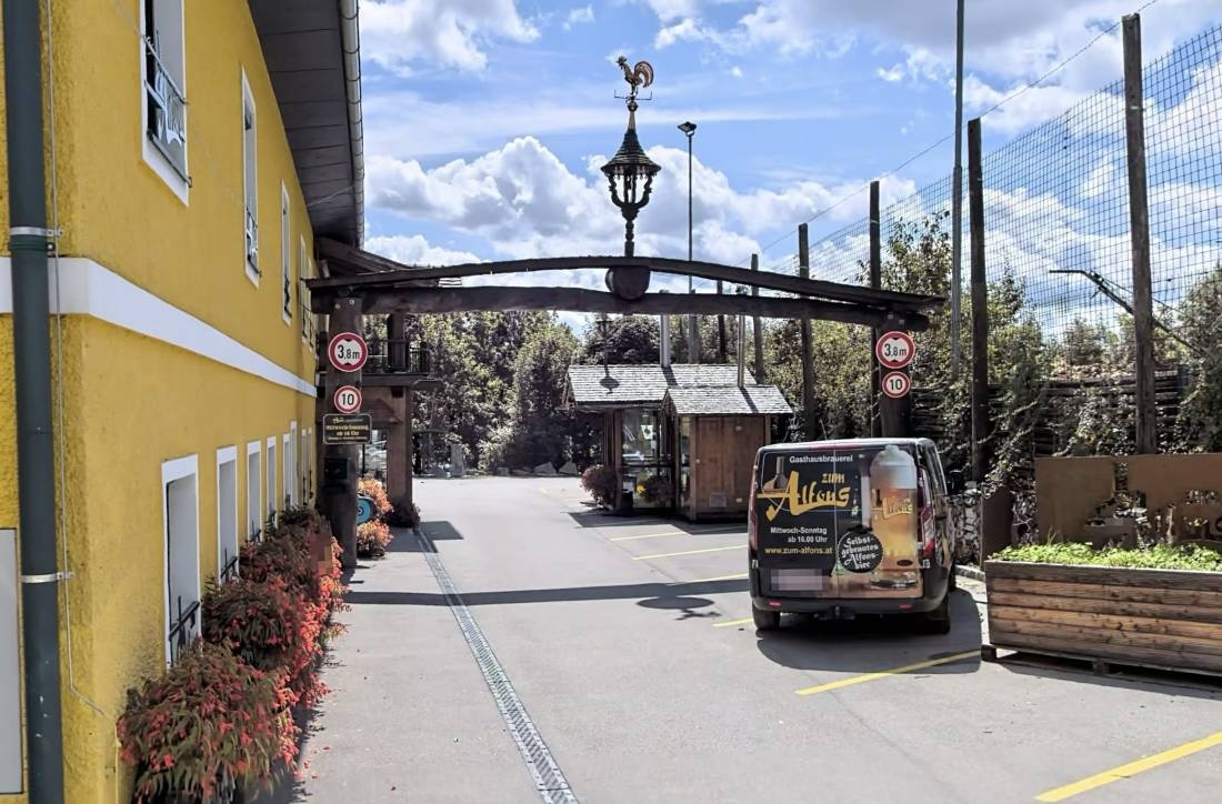 Stellplatz bei Gasthausbrauerei Zum Alfons — At a Restaurant in Rutzenham bei Schwanenstadt