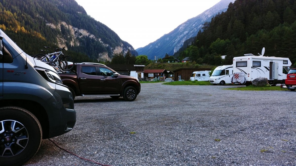 Stellplatz vor dem Camping Via Claudiasee — QuickStop in Pfunds