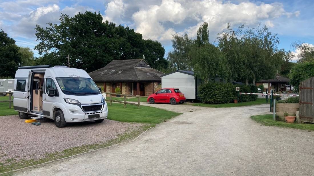 Broadhembury Caravan & Camping Park — Campingplats in Kingsnorth, Ashford
