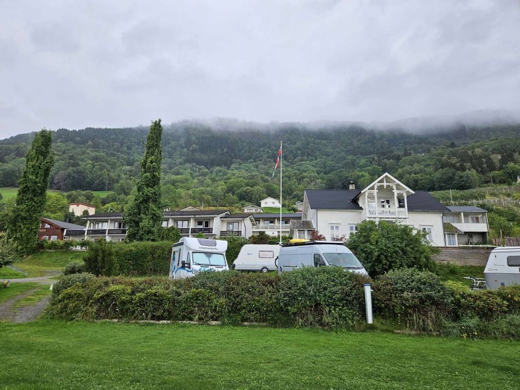 Systrond Motell Hyttesenter og Camping — Campingplads in Leikanger
