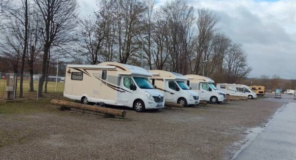 Wohnmobilstellplatz an der Solymar Therme Bad Me — Foto 2