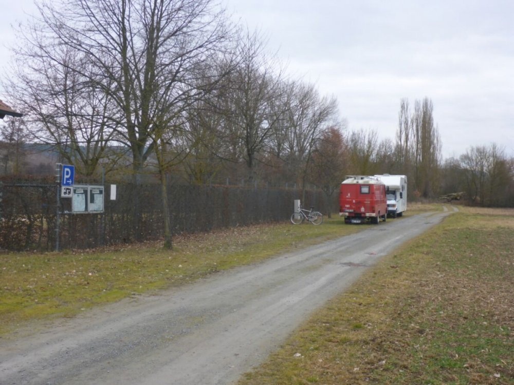 Stellplatz am Freibad — Area Autocaravanas in Zellingen