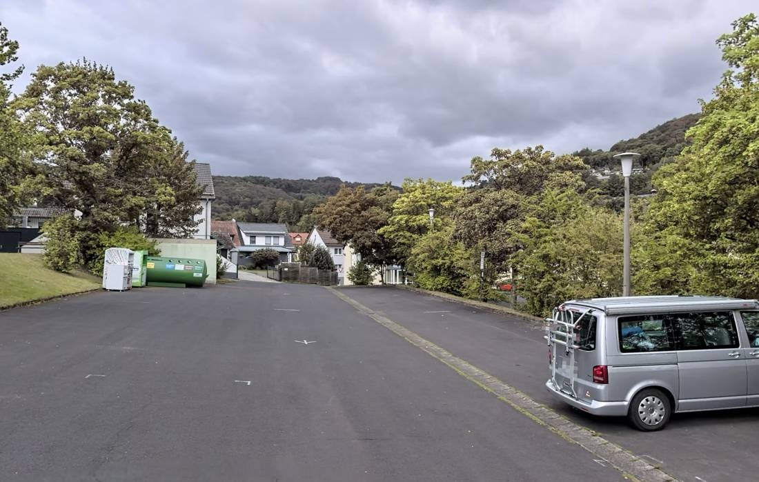 Wohnmobilstellplatz am Hallenbad Bischofsheim — Ställplats in Bischofsheim in der Rhön