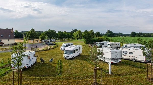 Wohnmobilstellplatz am Naturfreibad Weißbachmühle — Karavan Sitesi in Merkendorf