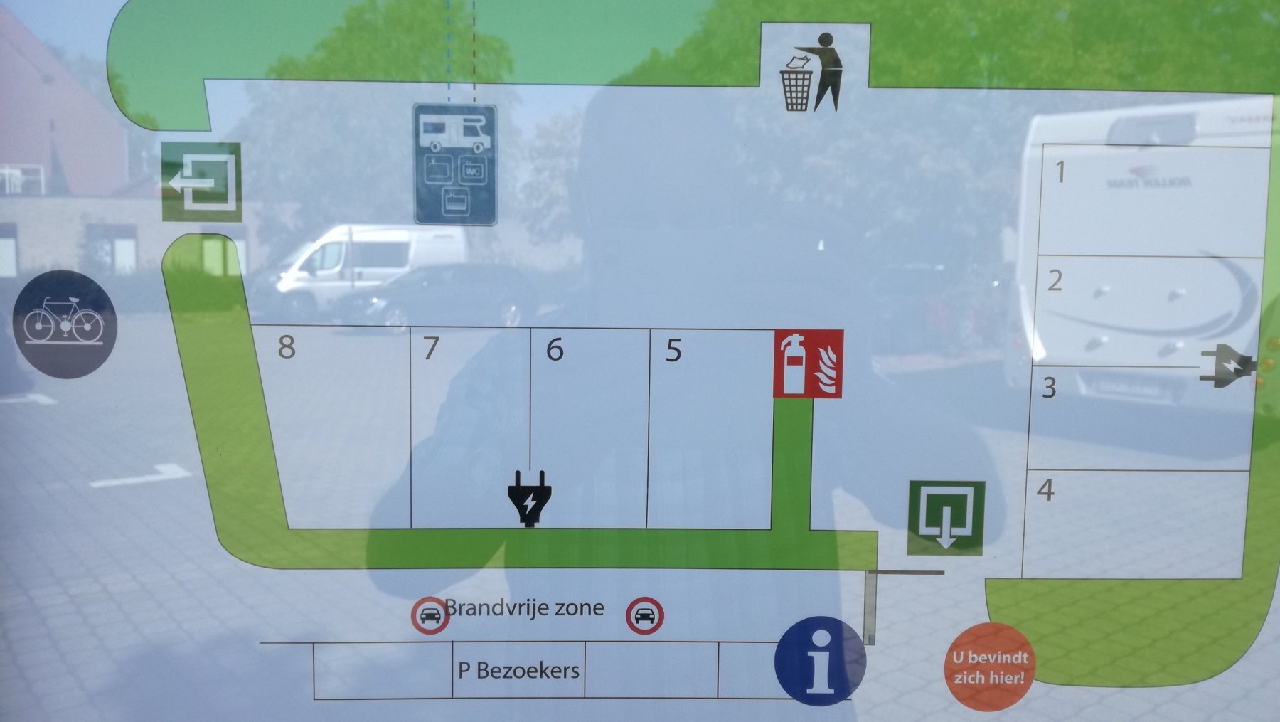 Kampeerautoterrein Broeltorens — Area Autocaravanas in Kortrijk