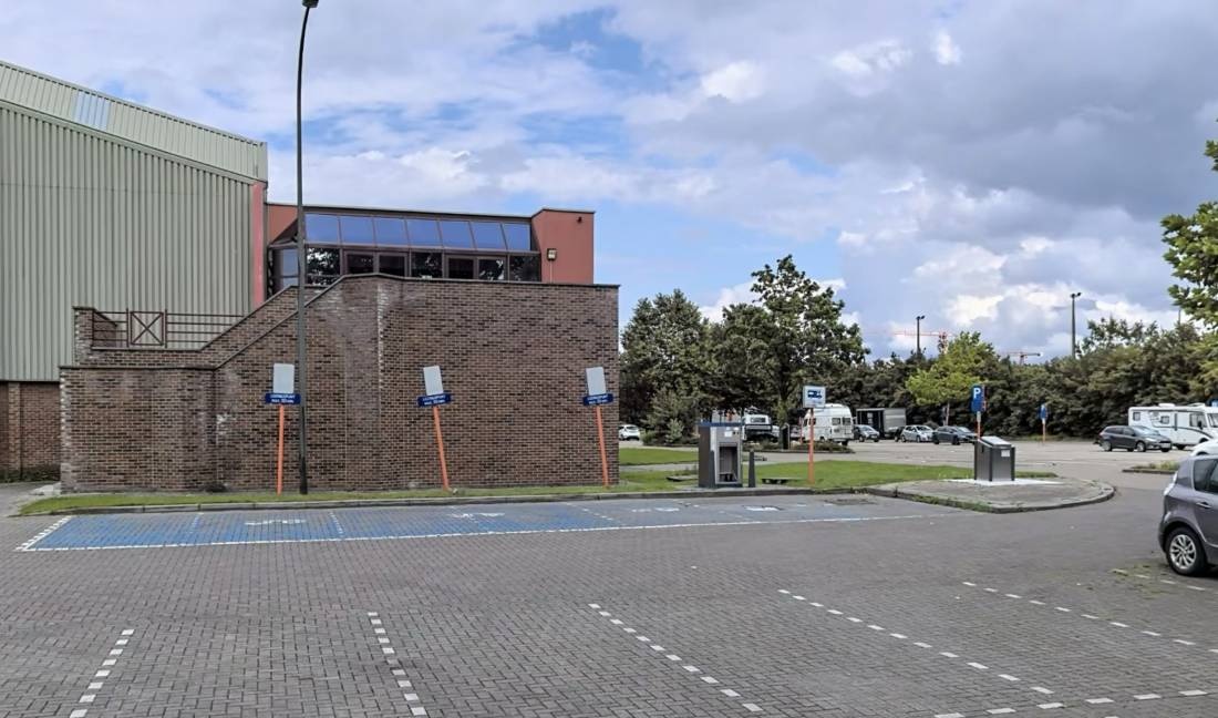 Stedelijke sporthal — Stellplatz in Hasselt