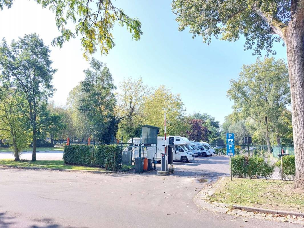 Sporthal Driebeek — Sp. parking dla kamperów in Gent