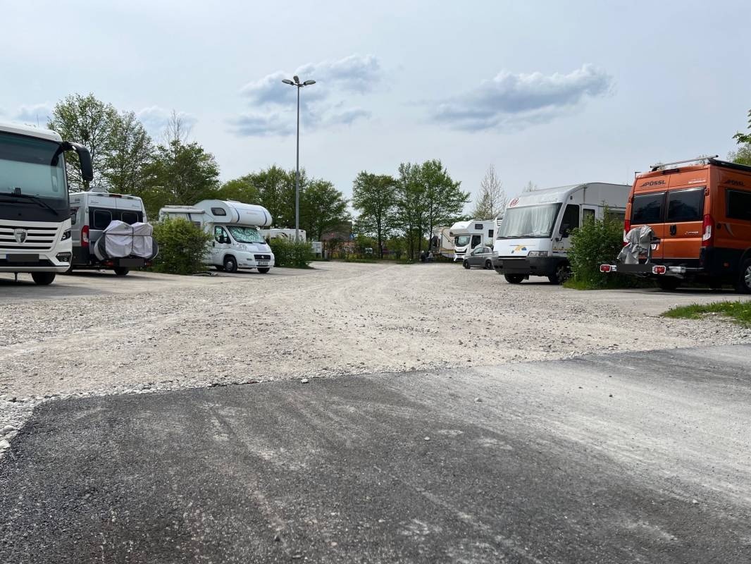Stellpatz Königsallee — Sp. parking dla kamperów in Königsbrunn
