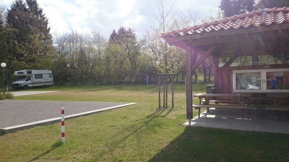 Wohnmobilstellplatz Alte Oberförsterei — Aire camping car in Ottenstein