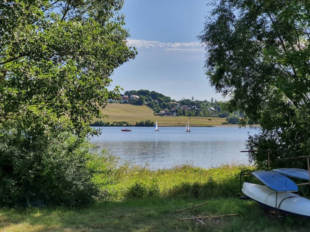 Stellplatz Talsperre Pirk — Sp. parking dla kamperów in Oelsnitz