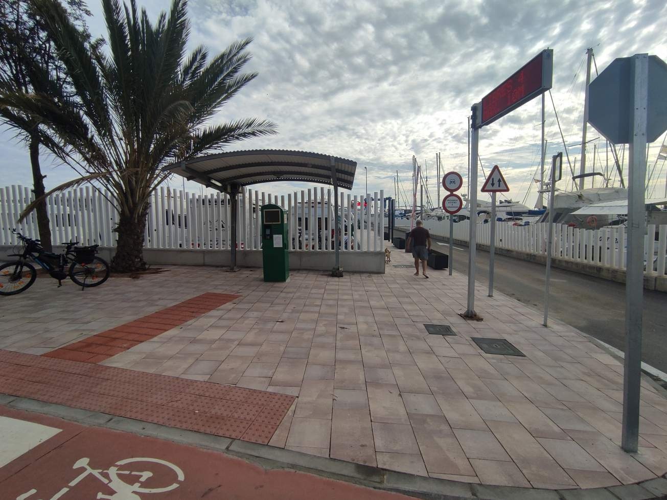 Autocaravanas Puerto de Caleta de Vélez — Area Autocaravanas in Caleta de Vélez, Málaga