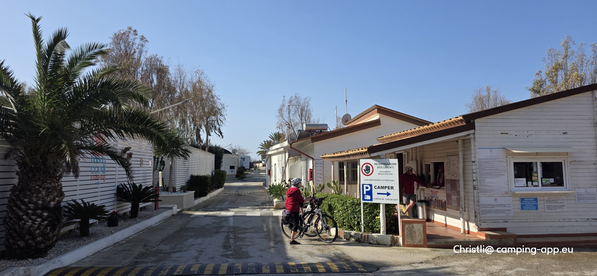 Camping Baia Dei Coralli — Aire camping car in Punta Braccetto