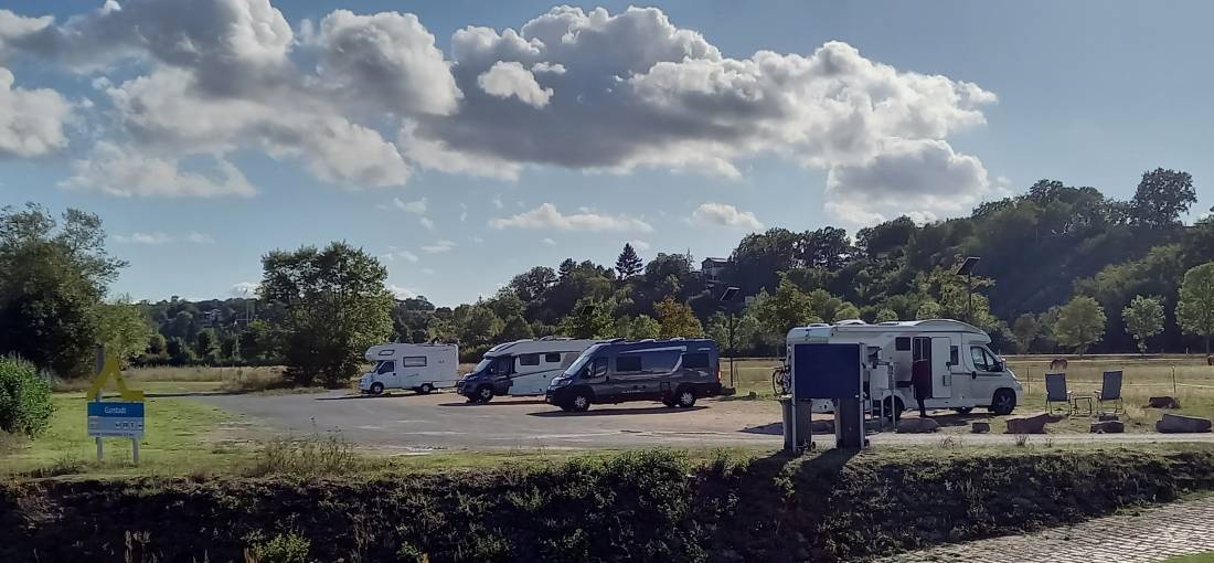 Wohnmobilstellplatz Garstadt — Karavan Sitesi in Garstadt