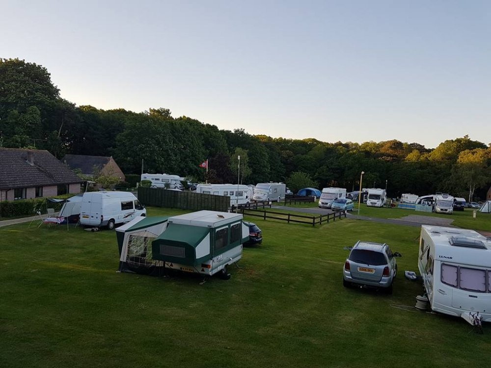 Moreton Camping and Caravanning Club Site — Kemping in Moreton