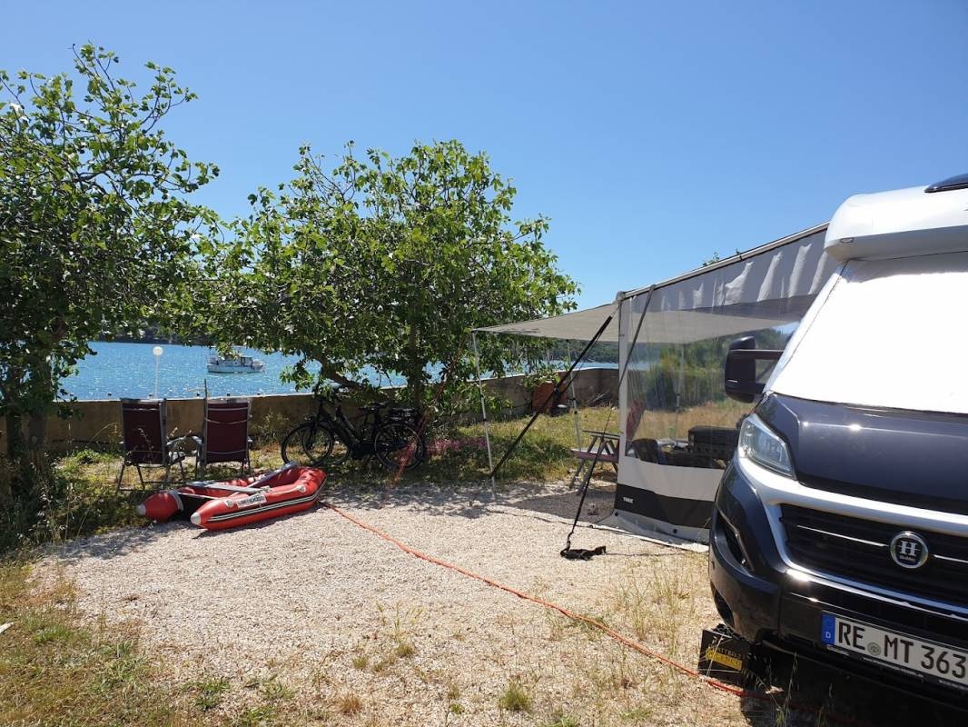 Autocamp Jazina — Campingplads in Tisno