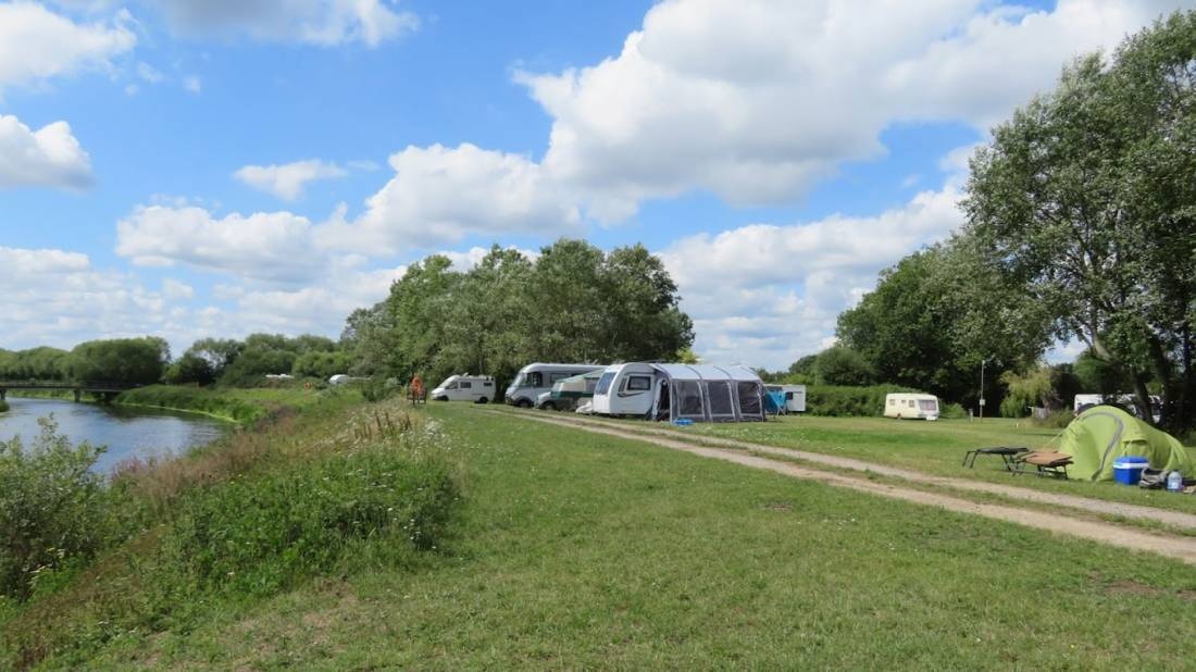 Walton on Thames Club Site — Місце для кемпінгу in Walton on Thames