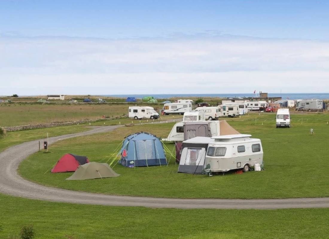 Beadnell Bay Camping and Caravanning Club Site — Campingplatz in Chathill