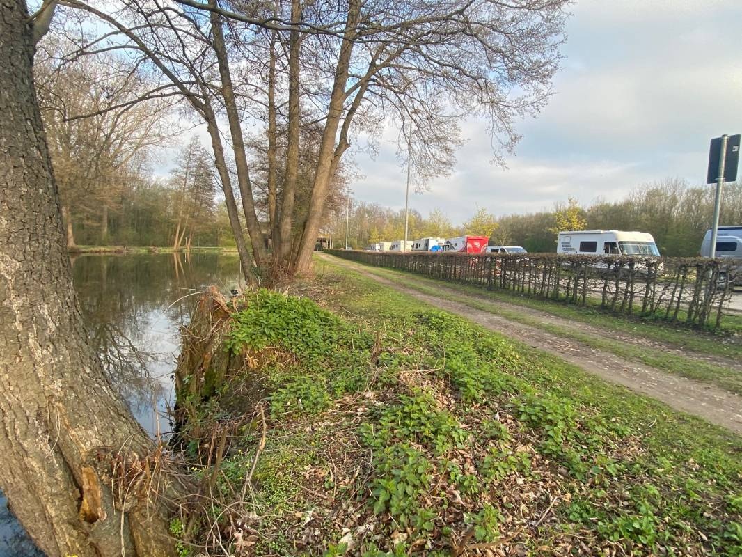Stellplatz am Schloss Wickrath Mönchengladbach — Aire camping car in Mönchengladbach-Wetschewell